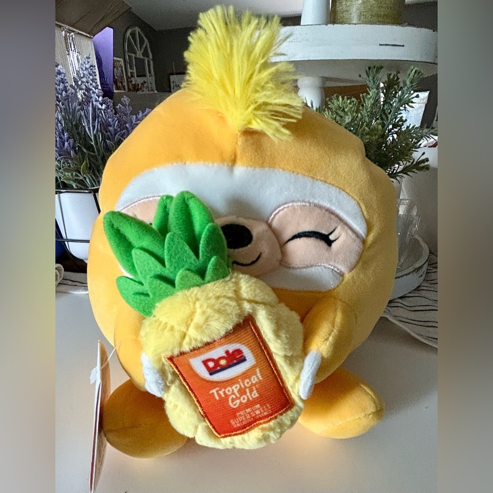 Zuru Snackles Series 2 Sandy the Sloth & Dole pineapple plush NWT